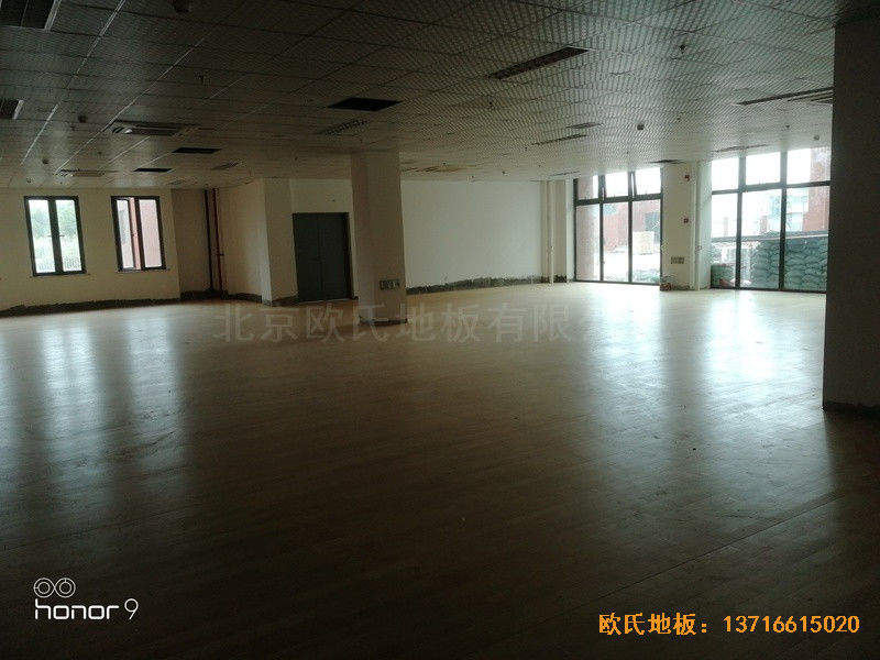 上海松江區(qū)佘山鎮(zhèn)文體中心體育地板鋪設案例3