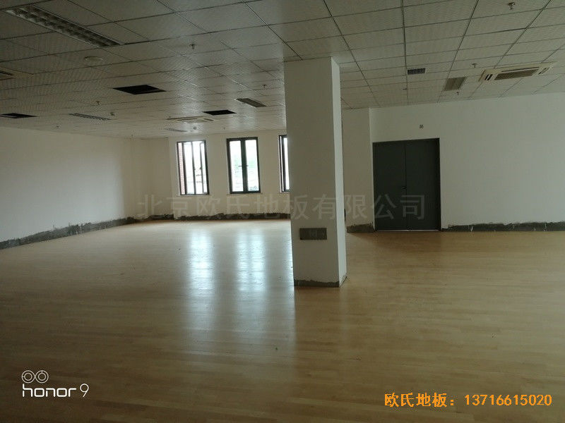 上海松江區(qū)佘山鎮(zhèn)文體中心體育地板鋪設案例4