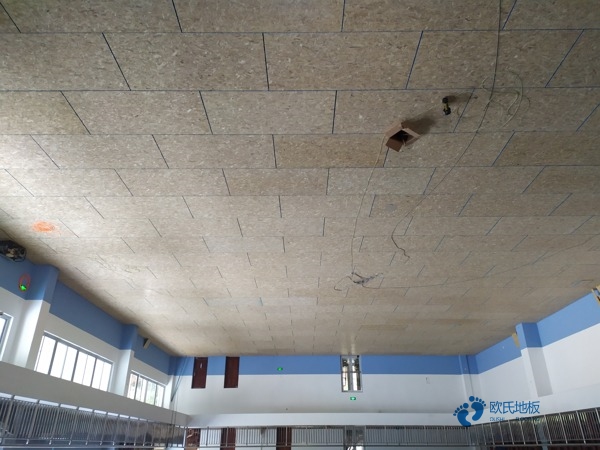 學(xué)?；@球體育地板施工步驟1